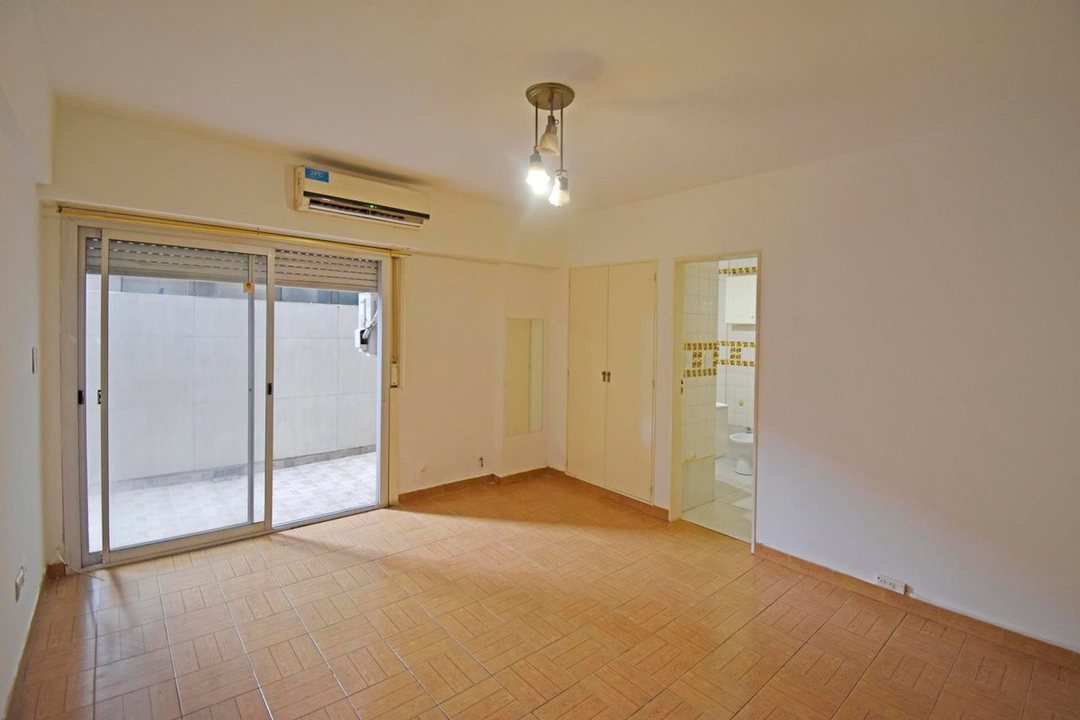 MONOAMBIENTE EN VENTA EN CABALLITO CON PATIO