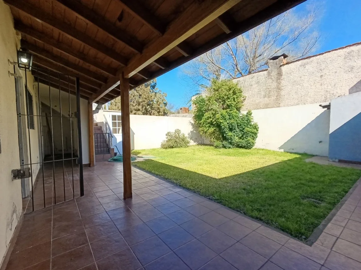 Venta casa 5 amb. parque y cocheras.castelar norte, foto 1