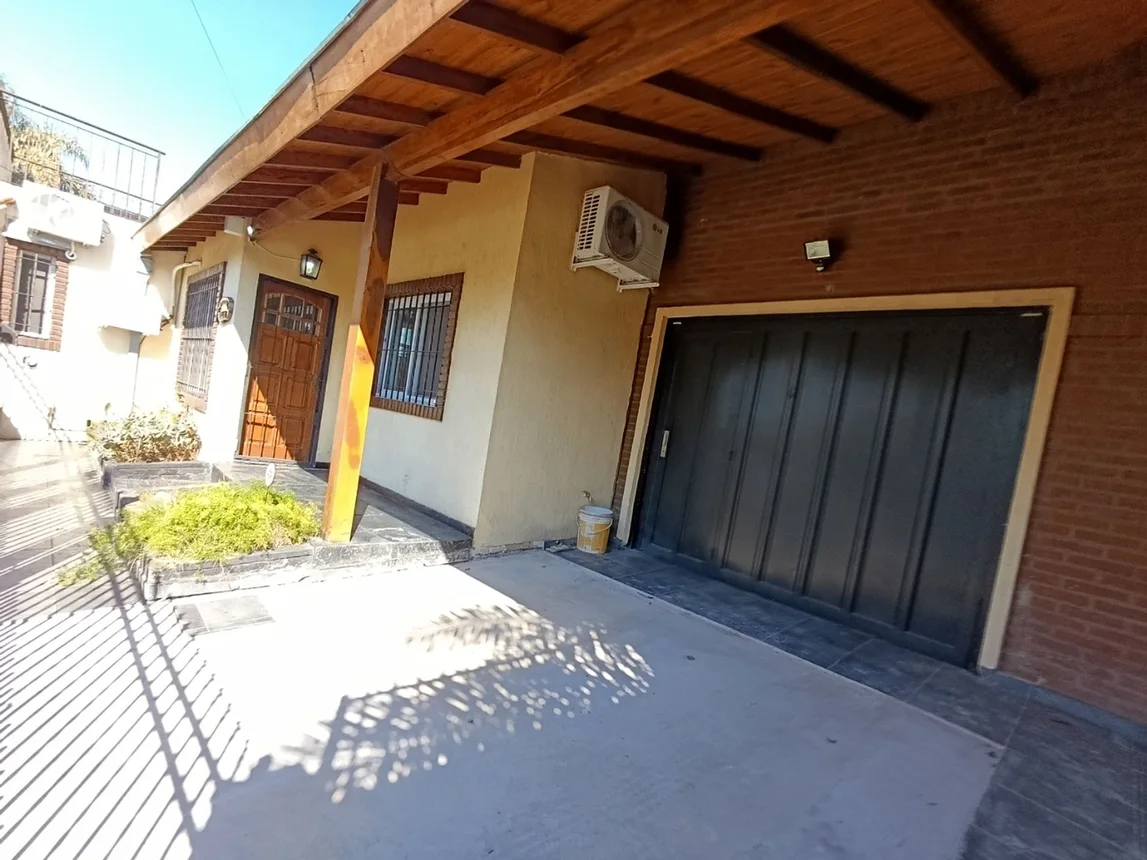 Venta casa 5 amb. parque y cocheras.castelar norte, foto 3