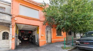 CASA EN VENTA Tres Cruces Con amplio GALPON