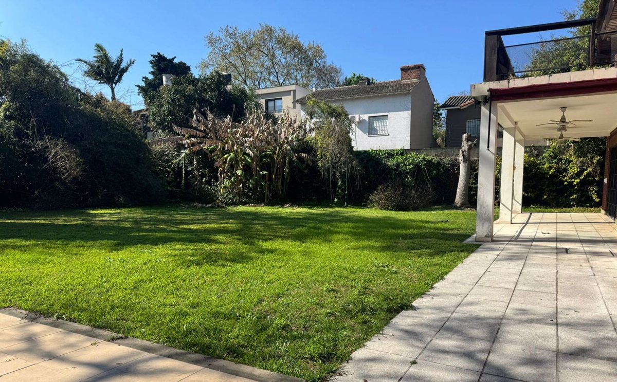 VENTA CASA ACASSUSO 7 AMBIENTES JARDIN PILETA