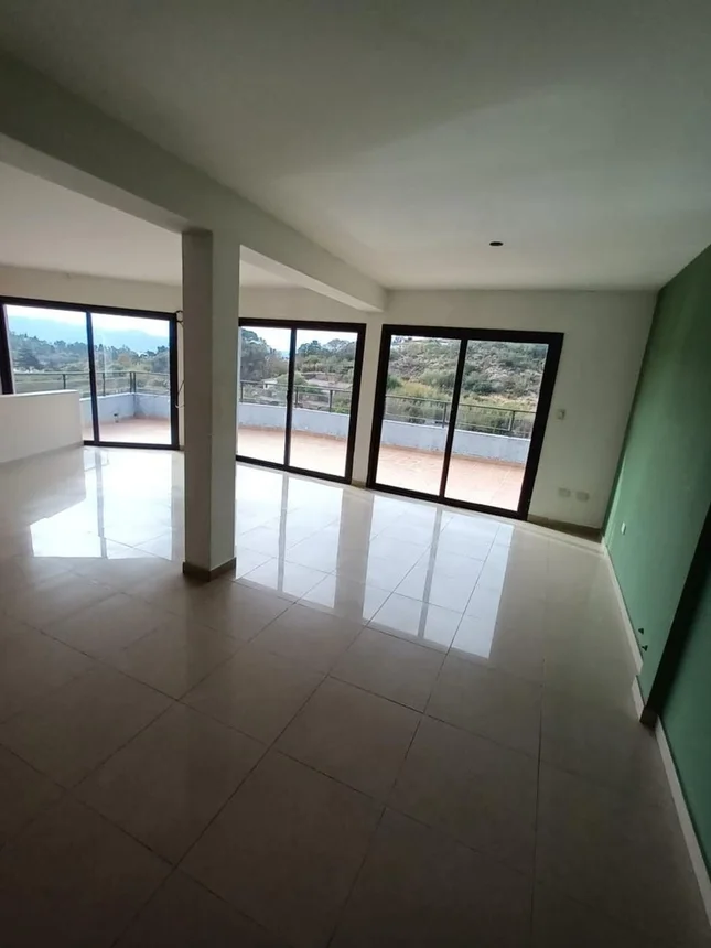 Tríplex de 9 ambientes en venta en Villa Carlos Paz, Cervantes 200