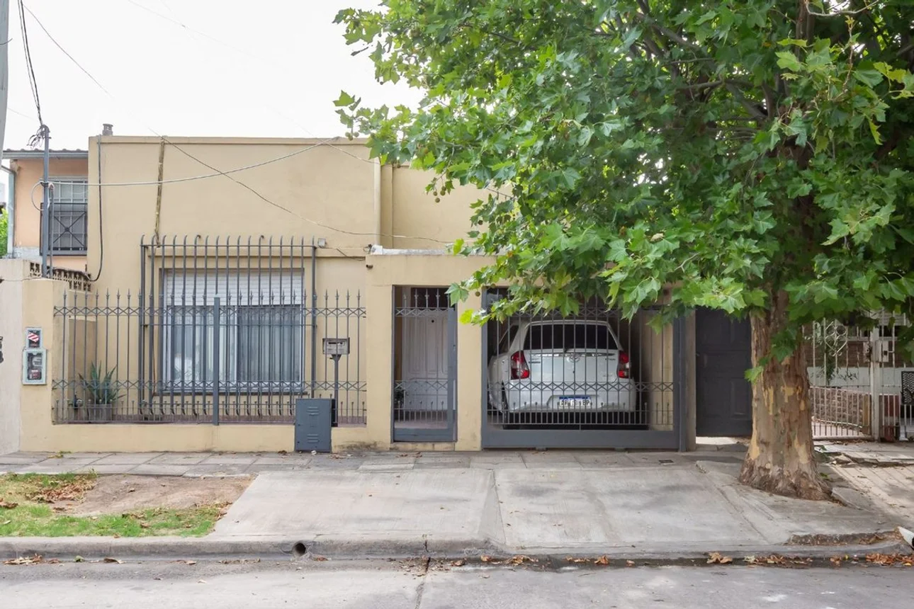 Casa de 3 ambientes en venta en Castelar, Salvador María del Carril 600