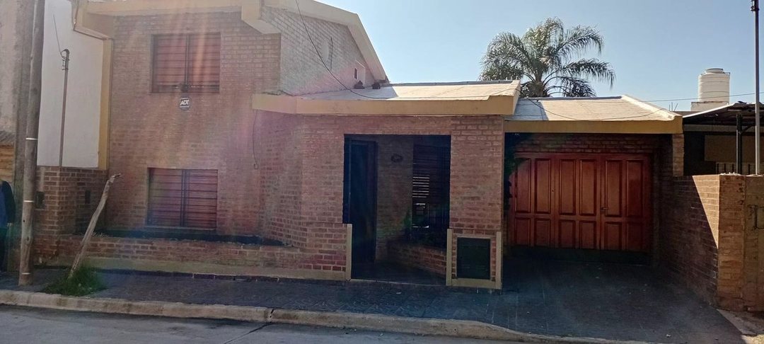 VENTA CASA CON PILETA  B° COLINAS VELEZ SARSFIELD