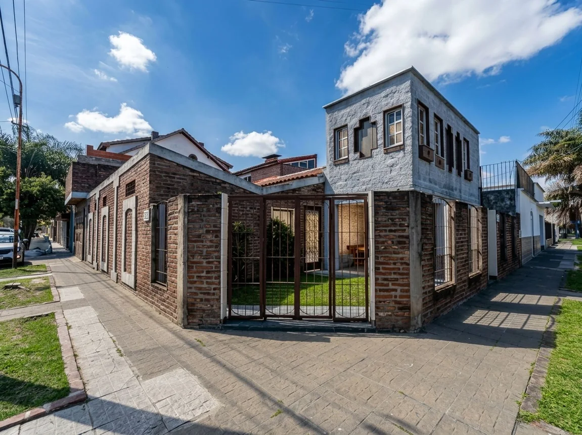 Casa de 4 ambientes en venta en San Justo, Argentina 3300