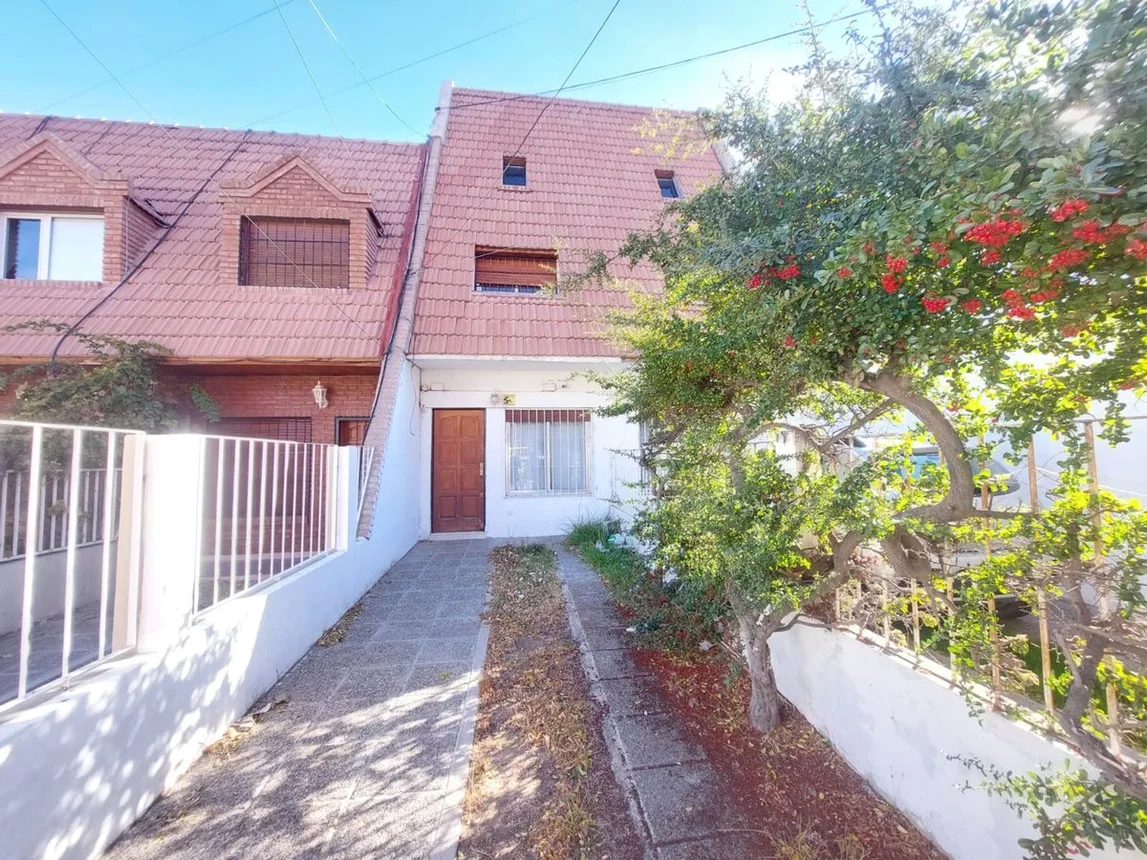 Casa tríplex de 6 ambientes en alquiler en Neuquén, Miguel A. Camino 1100, foto 3