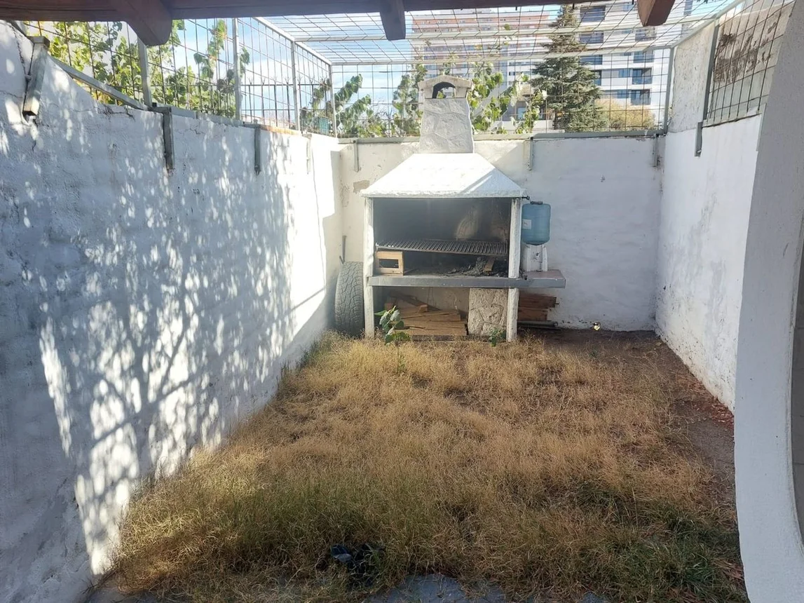 Casa tríplex de 6 ambientes en alquiler en Neuquén, Miguel A. Camino 1100, foto 2