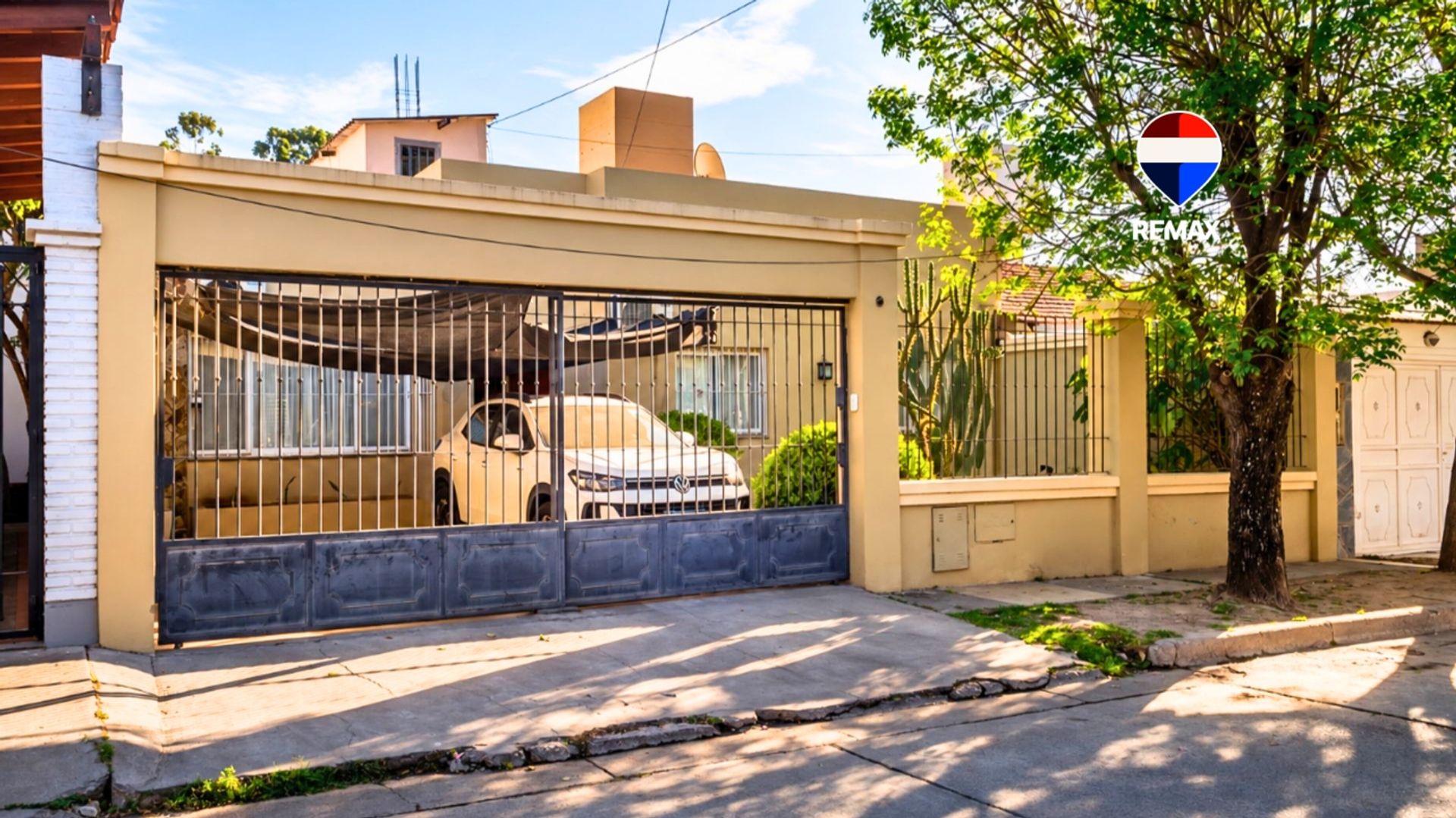 CASA CON PILETA 3 DORM VENTA ZONA CATOLICA - foto 2