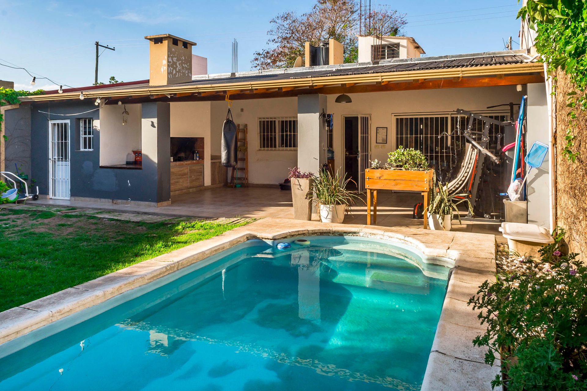 CASA CON PILETA 3 DORM VENTA ZONA CATOLICA - foto 1