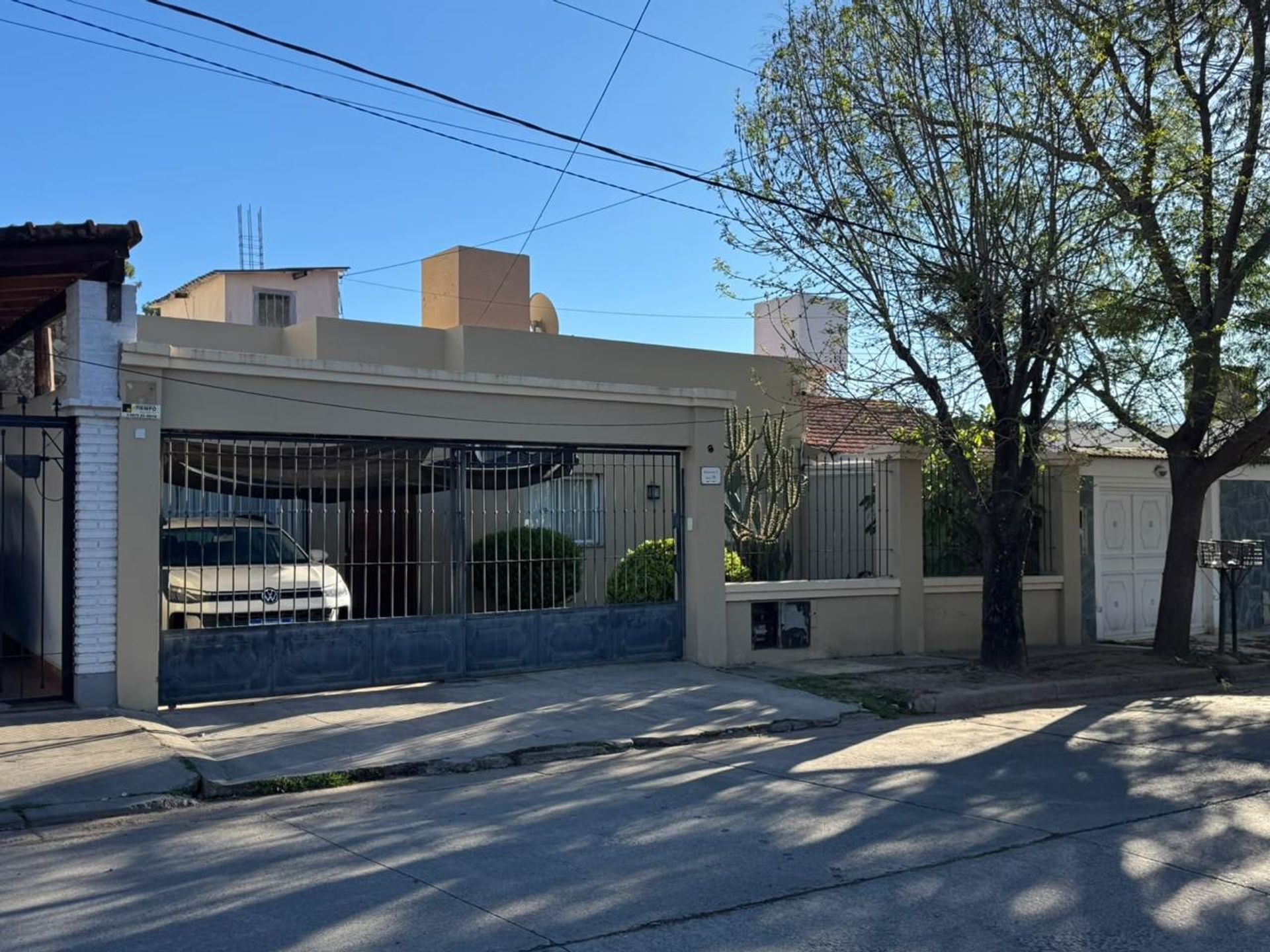 CASA CON PILETA 2 DORM VENTA ZONA CATOLICA - foto 2