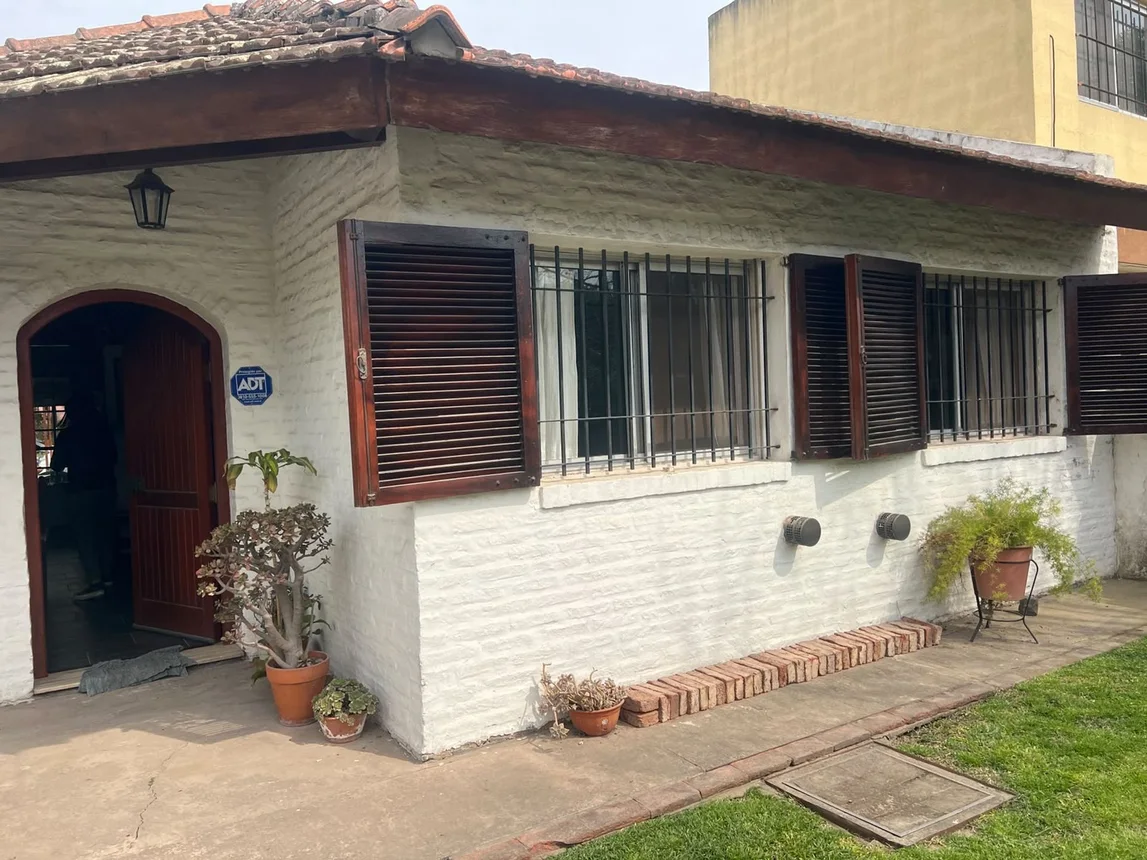 Casa de 4 ambientes en venta en Manuel Alberti, Santo Domingo 2000