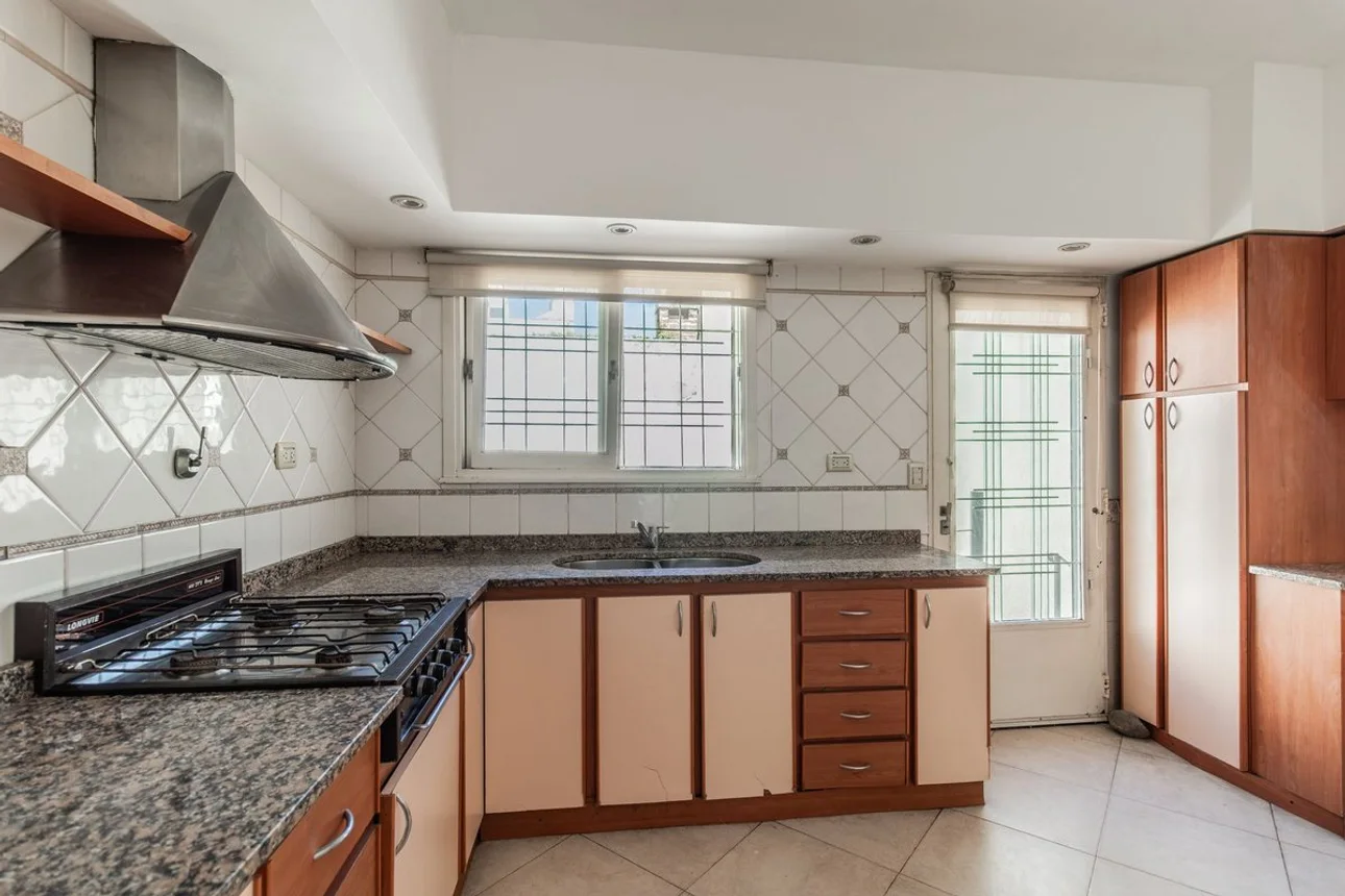 Casa tríplex de 5 ambientes en venta en Floresta, Pergamino 300