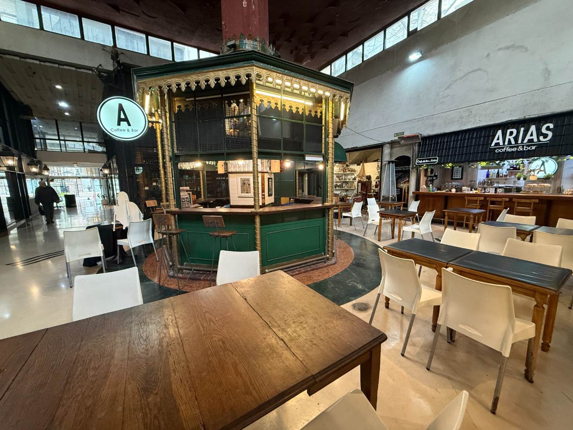 Foto 6 — VENTA BAR EN GALERIA DEL ESTE- PERMUTA