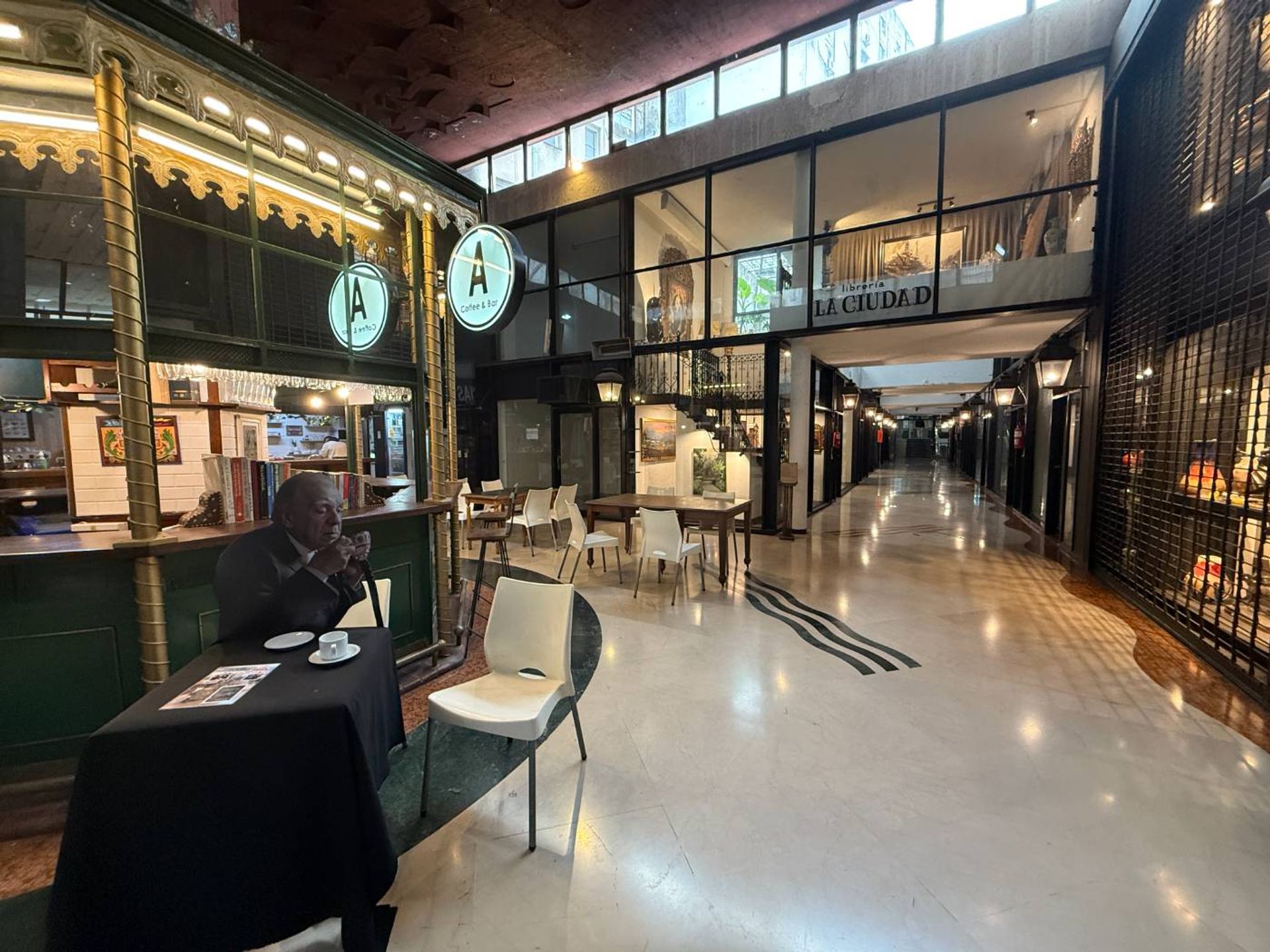 Foto 5 — VENTA BAR EN GALERIA DEL ESTE- PERMUTA