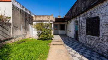 Casa a reciclar en Venta en Ludueña con cochera
