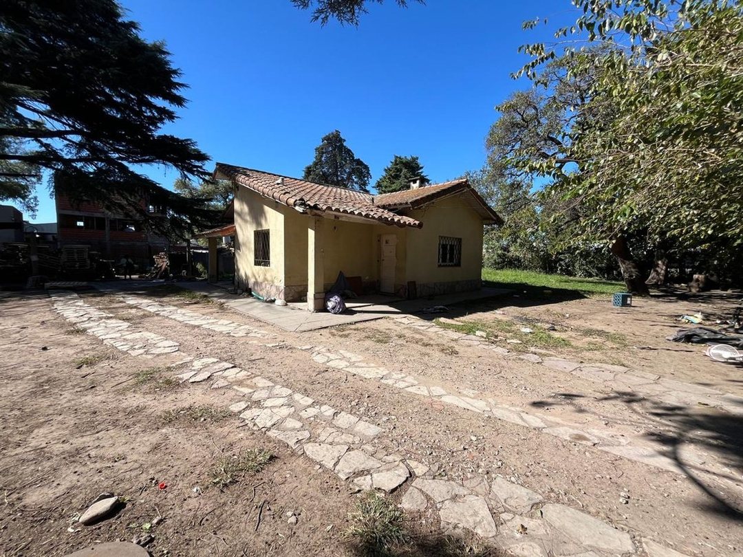 VENTA DE CASA Y PILETA EN BENAVIDEZ A REFACCIONAR