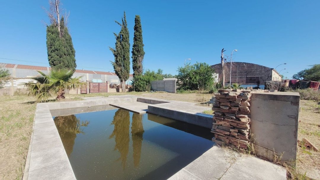VENTA LOTE 746 m2 con  PILETA Y MEJORAS - ROLDAN
