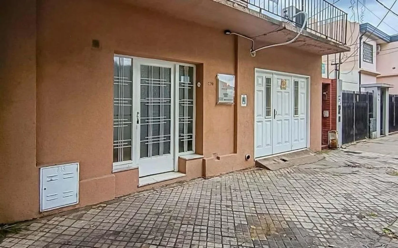 Venta casa 2 dormitorios + cochera azcuenaga, foto 1