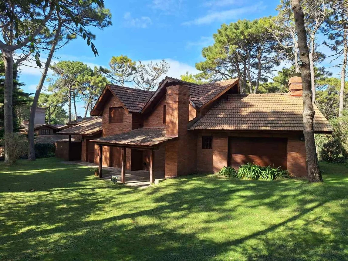 Casa de 5 ambientes en venta en Pinamar, Laertes 700
