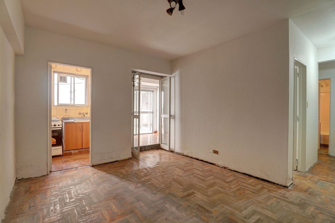 VENTA DEPTO 3 AMB CON PATIO A REFACCIONAR FLORES