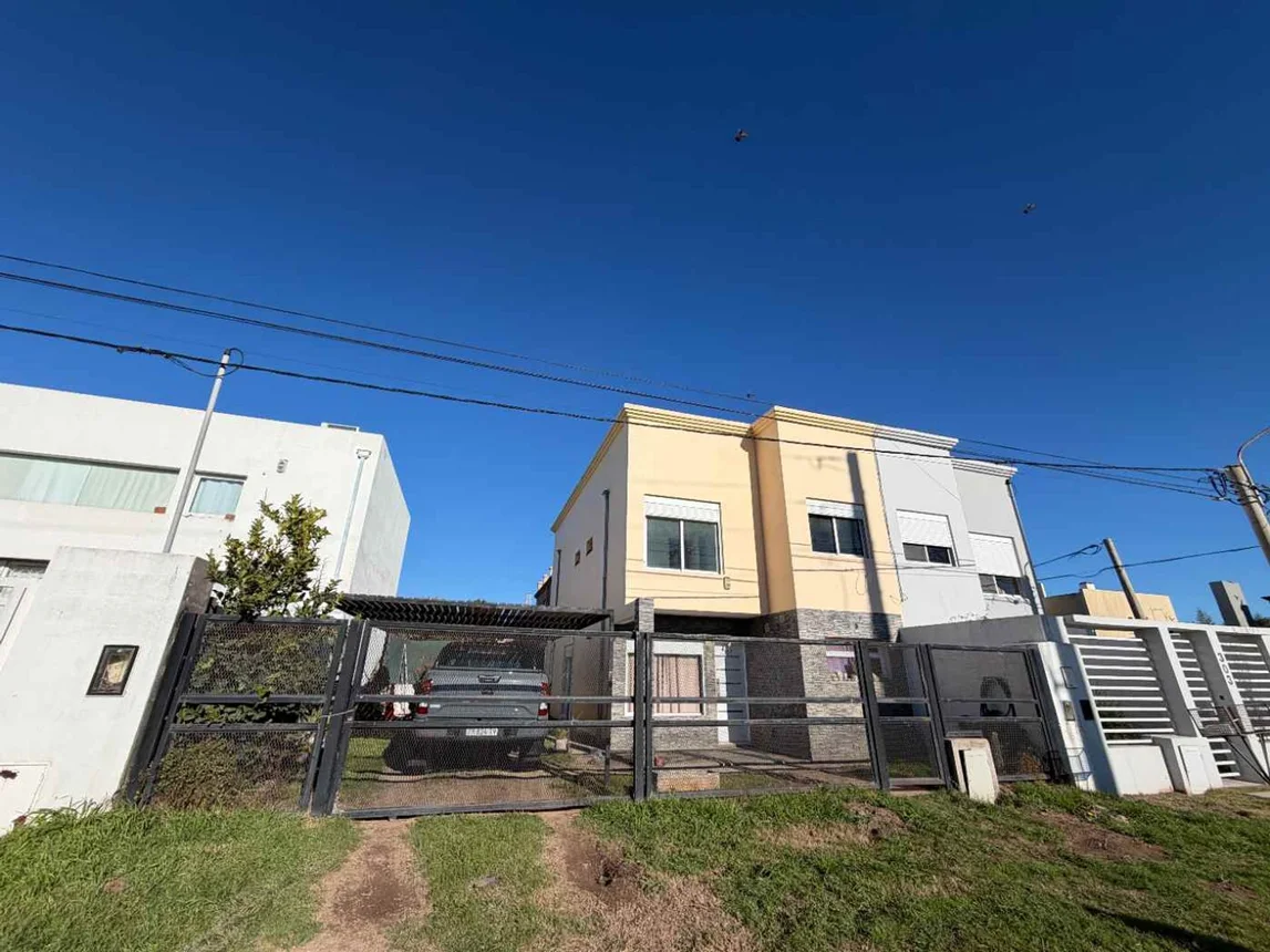 Casa dúplex de 4 ambientes en venta en Bahía Blanca, Eduardo Sivori 300