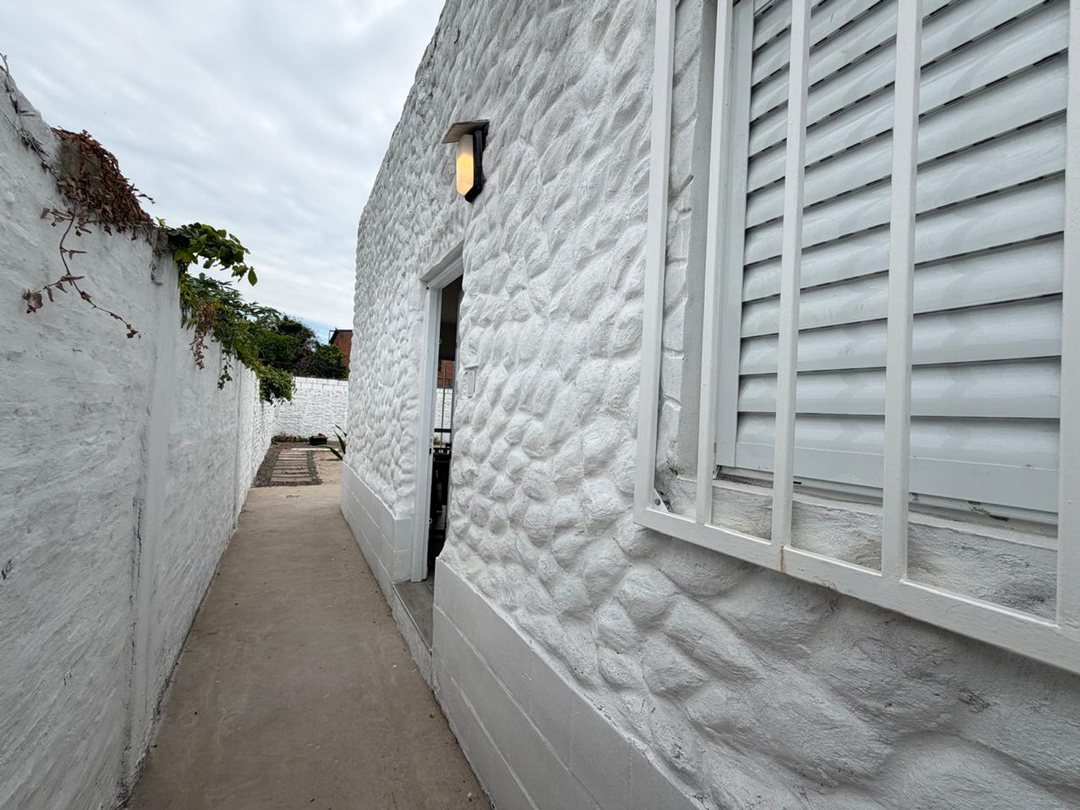 CASA INTERNA CON AMPLIO PATIO - REFACCIONADA