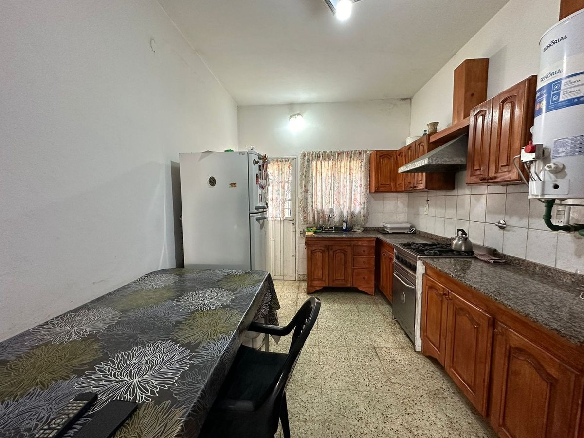 VENTA CASA 3 AMB. y 2 DEPTOS. 2 AMB. EN EZPELETA