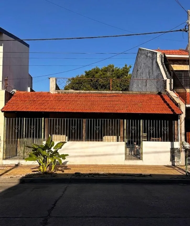 Casa de 4 ambientes en venta en Lanús Oeste, Enrique Fernández 1500