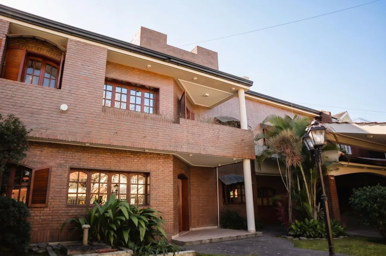 Casa de 9 ambientes en venta en San Miguel de Tucumán, Crisóstomo Alvarez 4700, foto 2