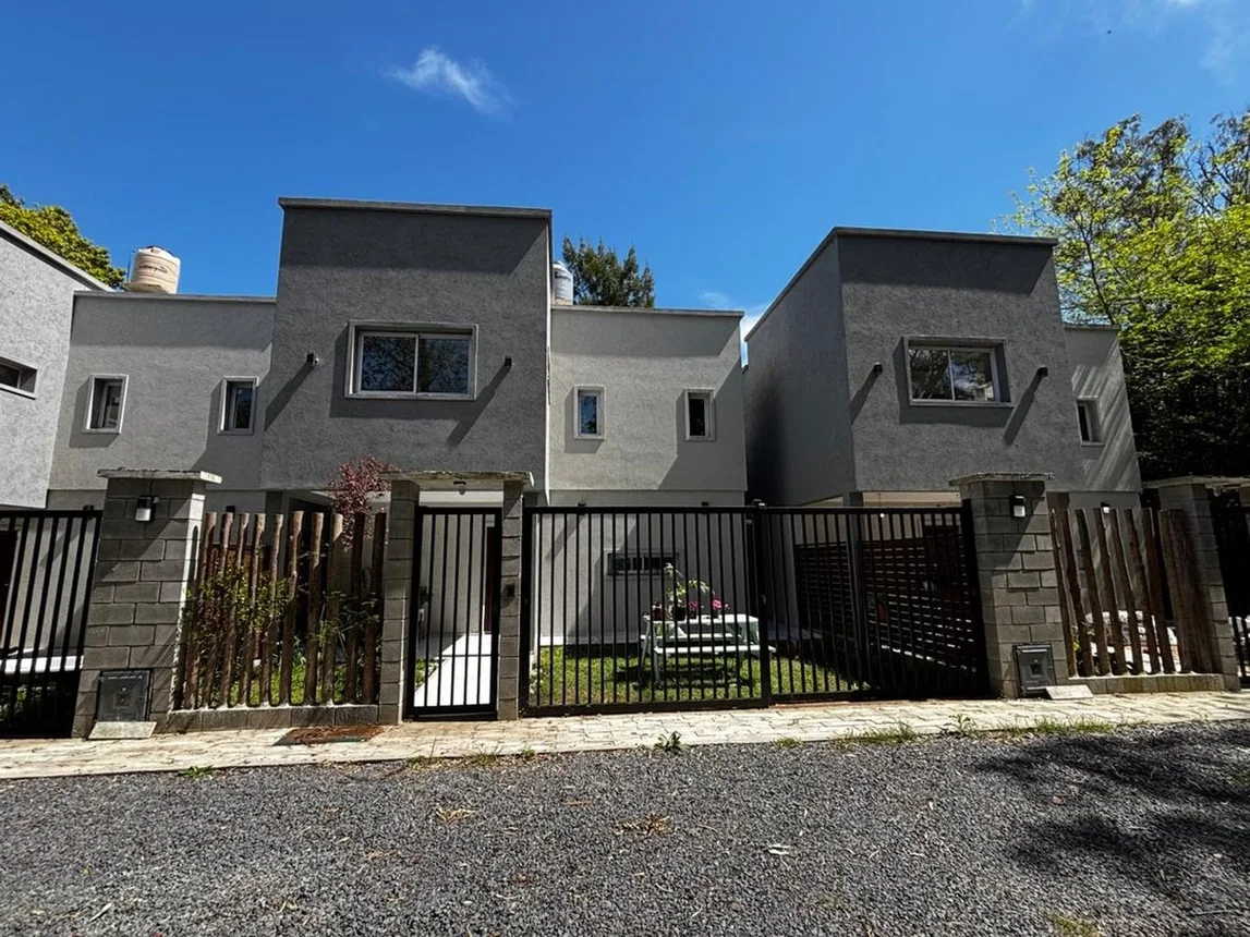 Dúplex de 3 ambientes en venta en City Bell, 21a y 448 2800