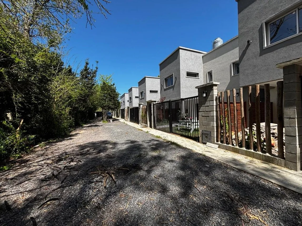 Dúplex de 3 ambientes en venta en City Bell, 21a y 448 2800, foto 2
