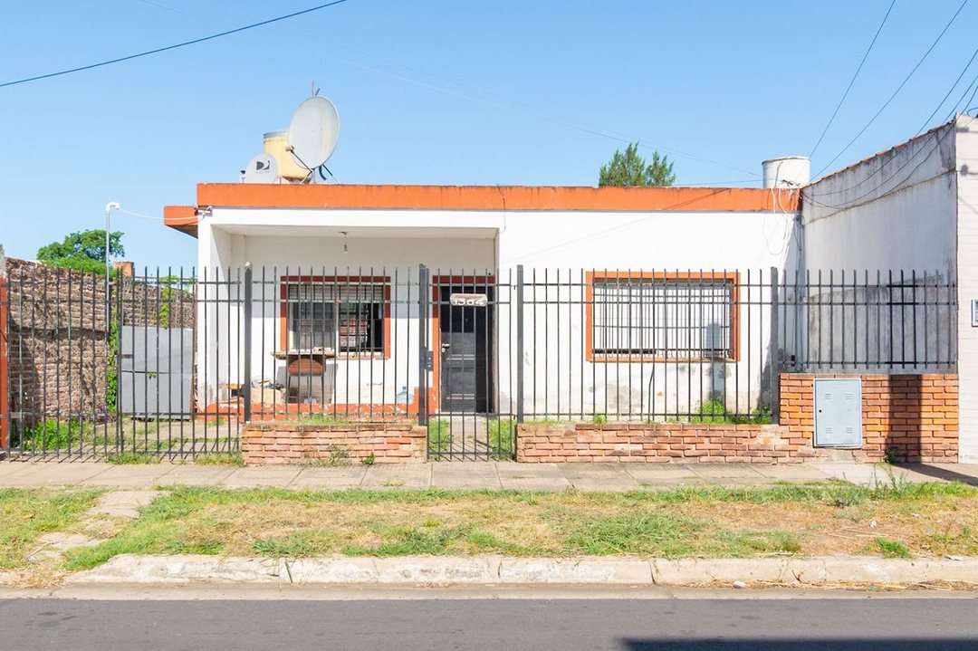 CASA EN VENTA 3 AMBIENTES A REFACCIONAR CASTELAR