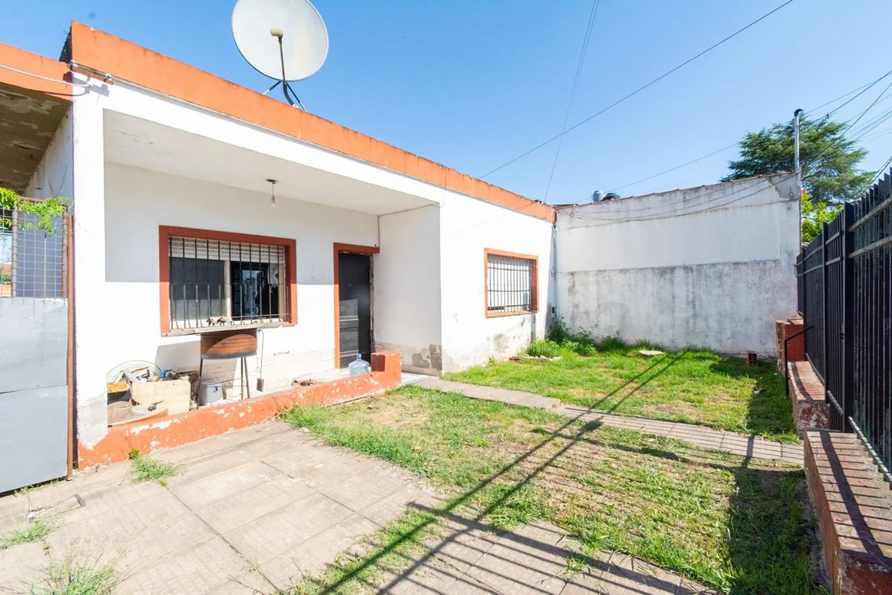 Casa de 3 ambientes en venta en Castelar, Manuel Prudan 1300, foto 2
