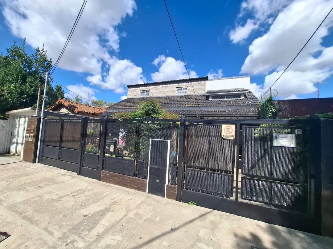 VENTA EN BLOQUE CASA MAS TRES DEPTOS 2 AMB J C PAZ
