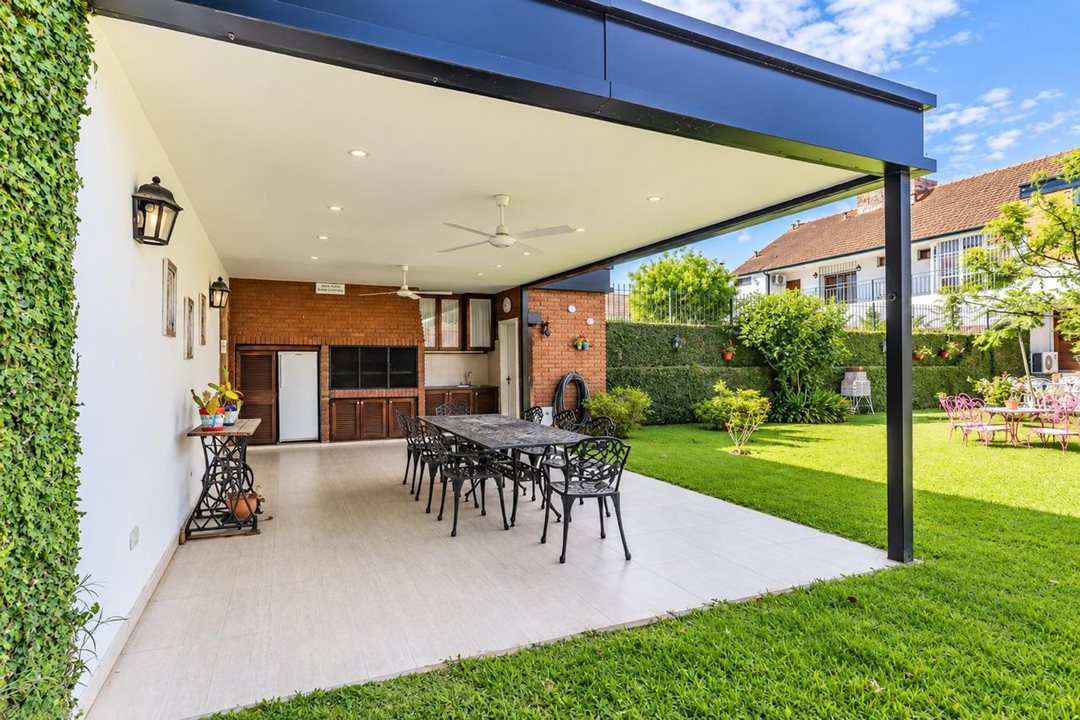 CASA EN VENTA QUILMES CENTRO CON PILETA Y  PARQUE