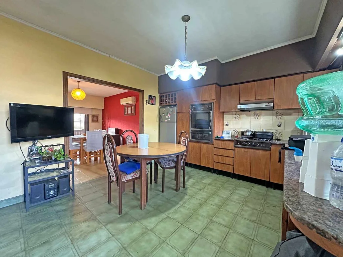 PH de 3 ambientes en venta en Bernal Oeste, Montevideo 1300