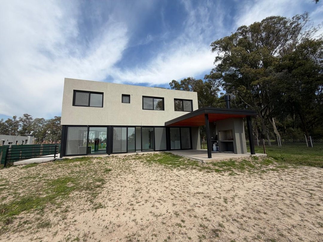 VENTA CASA A ESTRENAR PDE SANTA SOFIA LOTE CENTRAL