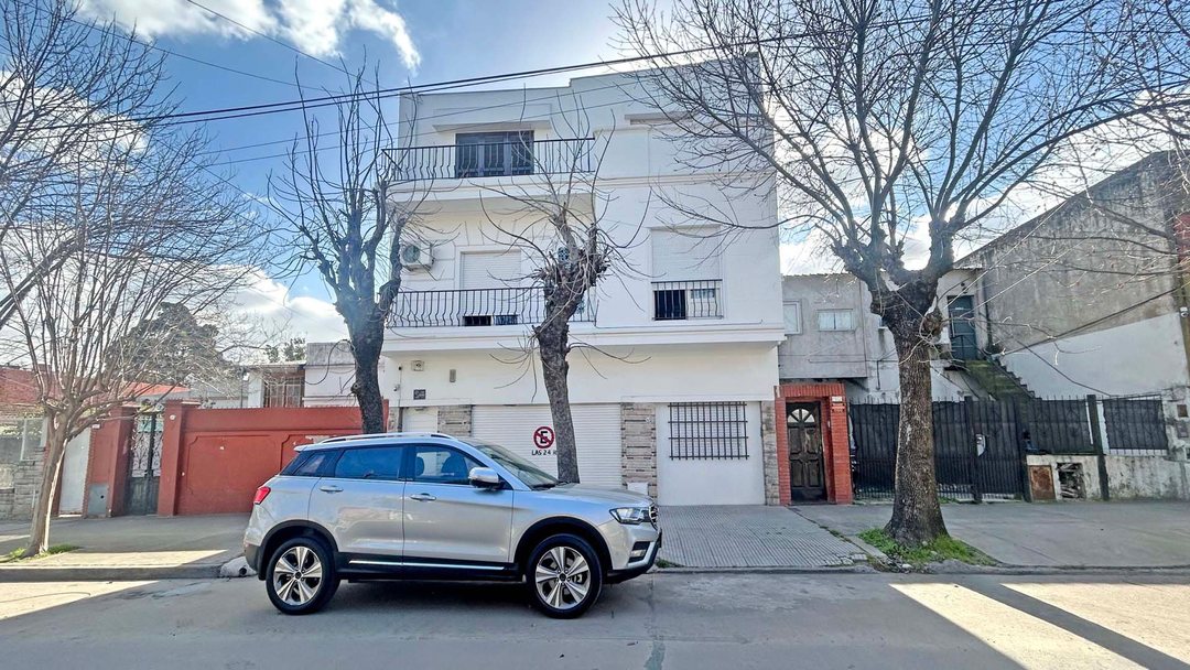 VILLA LUGANO  CASA FTE CON LOCAL O GARAG EN BLOCK