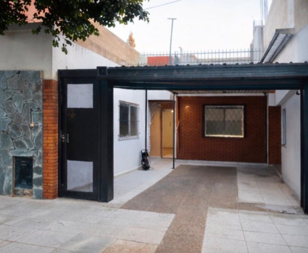 CASA FAMILIAR 2 COCHERAS LOCAL DEPOSITO PAT. LAV.