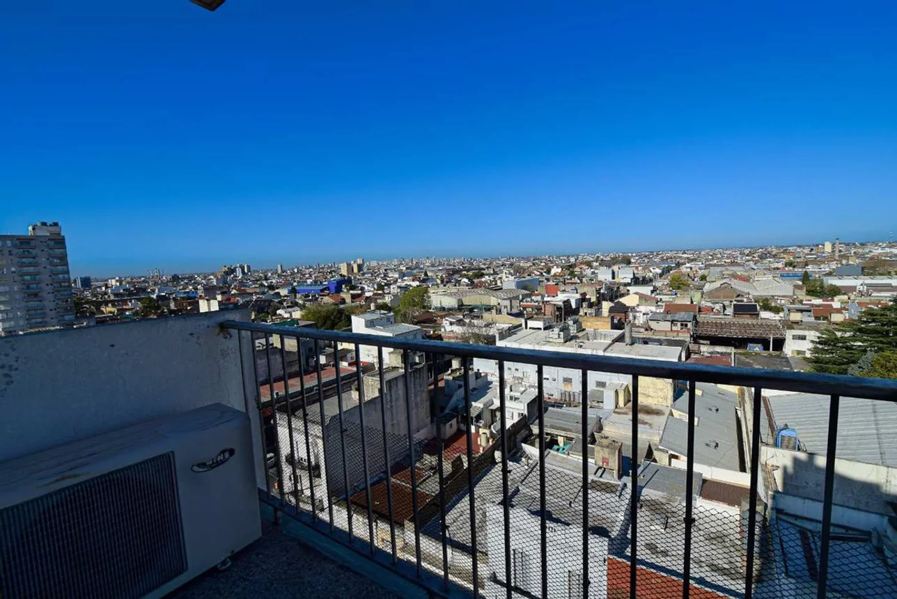 Semipiso de 3 ambientes en venta en Piñeyro, Av. Galicia 700