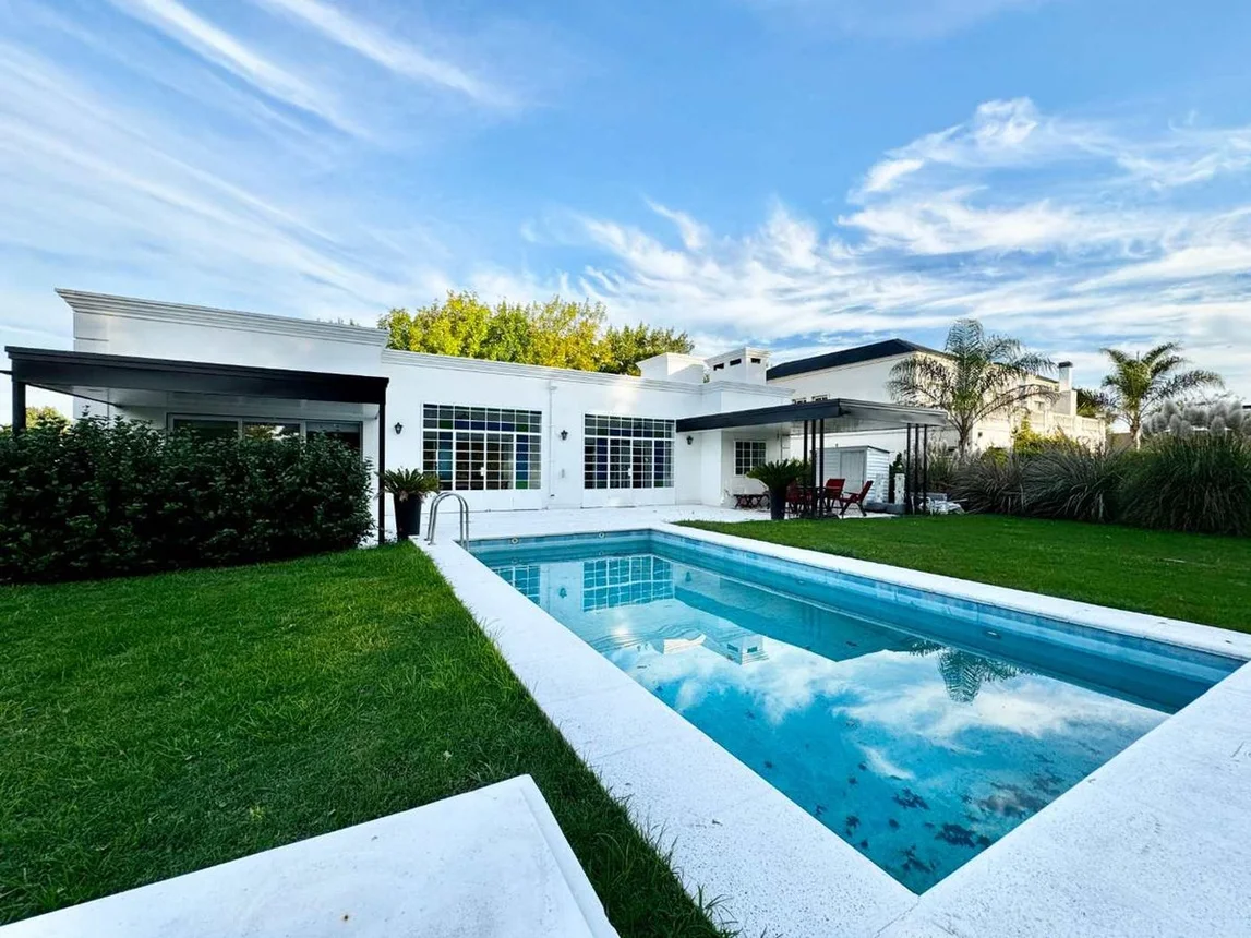 Casa de 4 ambientes en venta en General Rodríguez, El Nacional 0