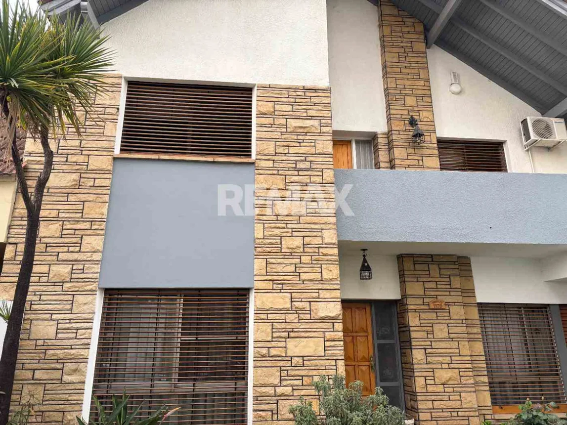 Casa de 6 ambientes en alquiler en Neuquén, Santa Fe 1100