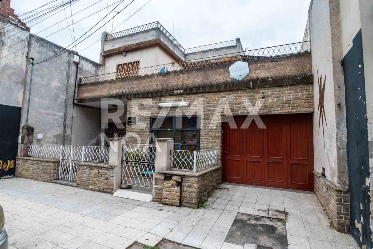 CASA 4 DORMITORIOS VENTA CON COCHERA MACROCENTRO - foto 2