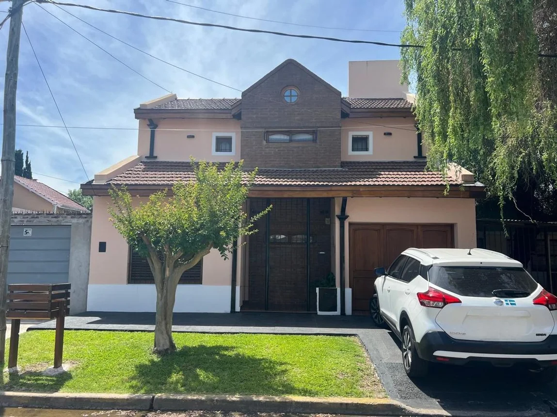 Casa de 4 ambientes en venta en Lomas de Zamora, Lamadrid 1300