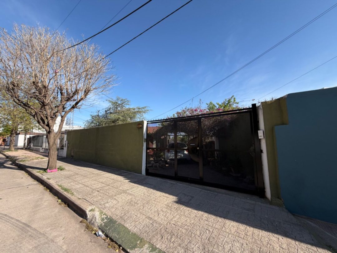 Venta casa 3 dor + depto – Barrio Parque Capital