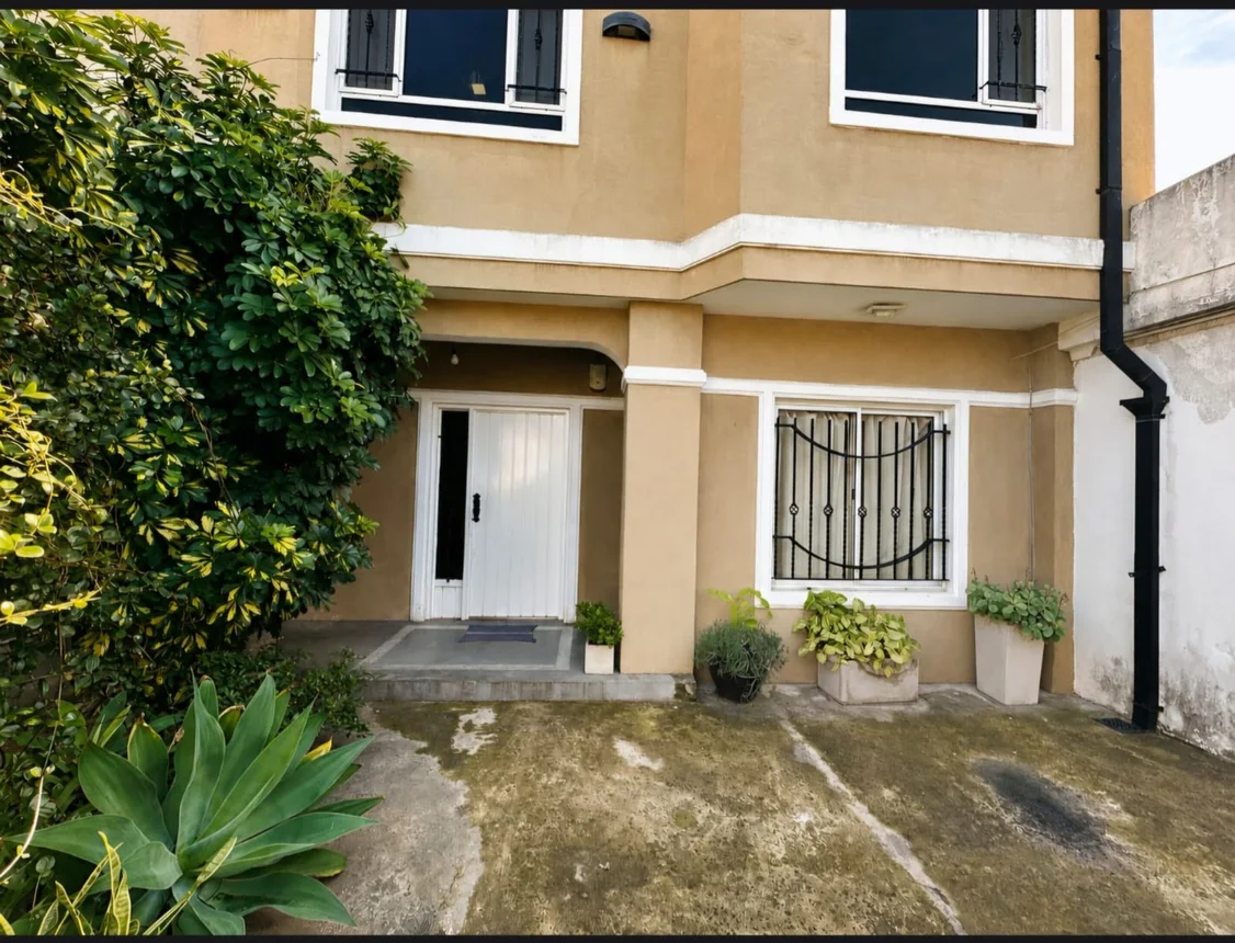 Casa en venta en Villa Luzuriaga, foto 2