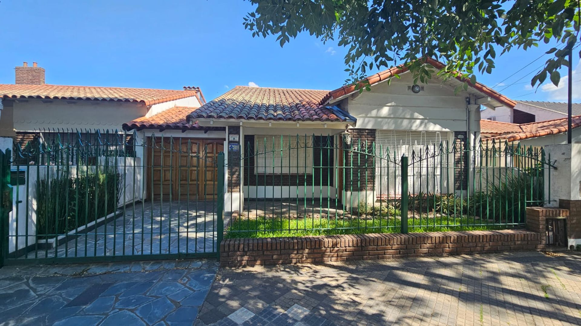 CASA 4 AMBIENTES EN VENTA MONTE GRANDE CENTRO