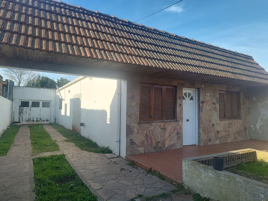 CASA  3 DORMITORIOS EN VENTA  EN LA PLATA