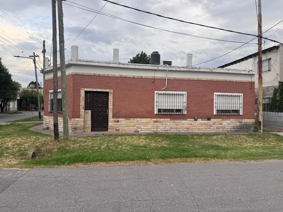 Casa de 4 ambientes en venta en Berazategui, Calle 13 500, foto 2
