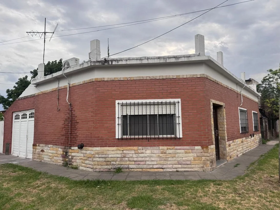 Casa de 4 ambientes en venta en Berazategui, Calle 13 500